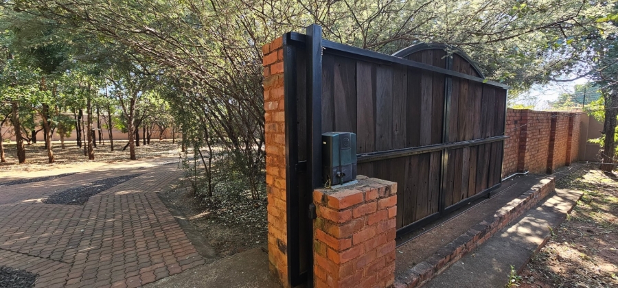 6 Bedroom Property for Sale in Hartbeesfontein North West